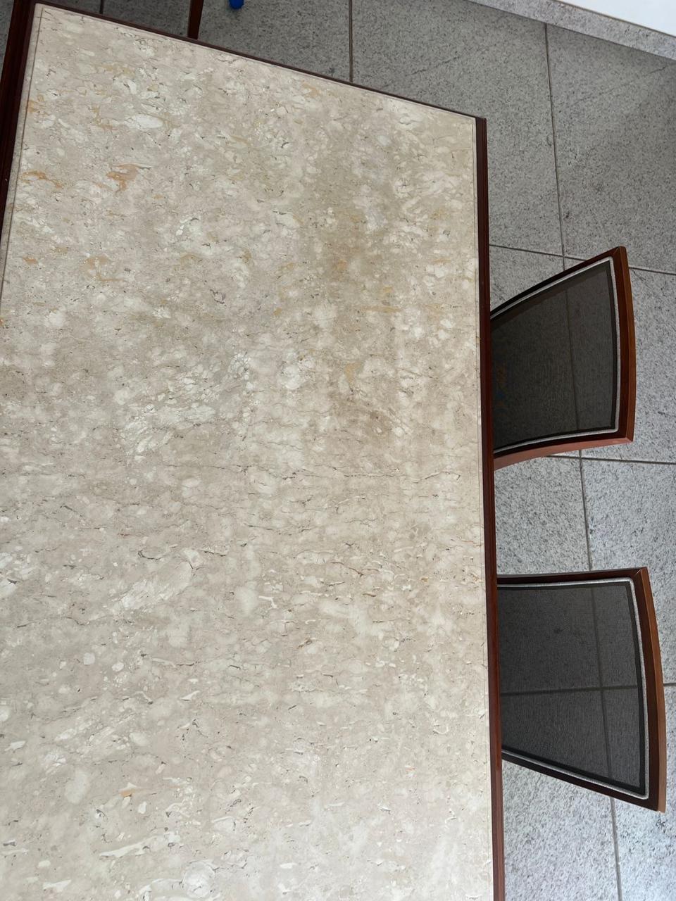 Mesa de madeira com tampo de mármore