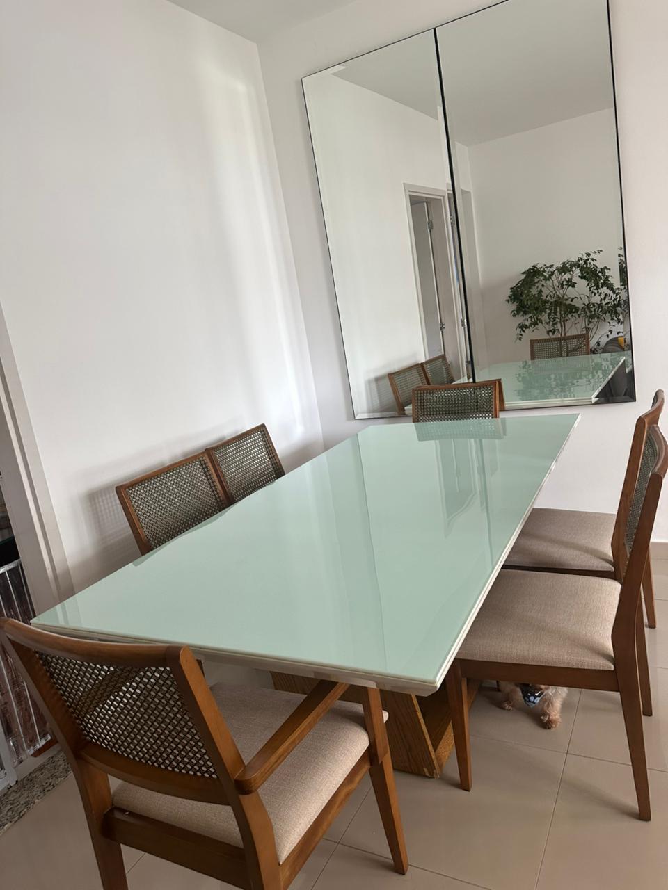 Mesa com vidro laqueado + 6 cadeiras de palhinha escura Decoralle