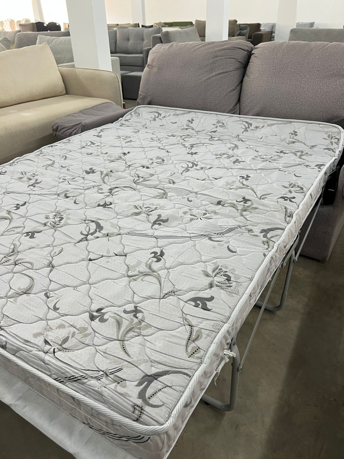 Sofá cama Cinza 2 lugares com cama de casal embutida