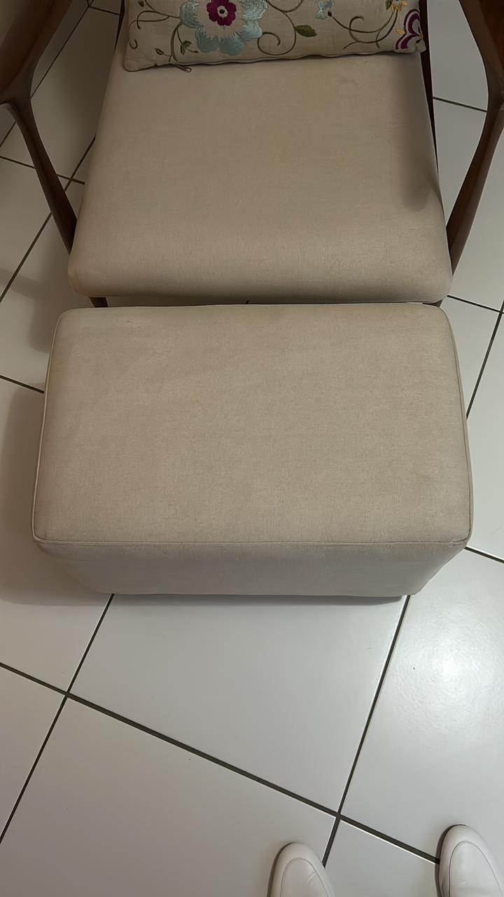 Poltrona jangada e puff estofados em tecido off white Micheliny Martins