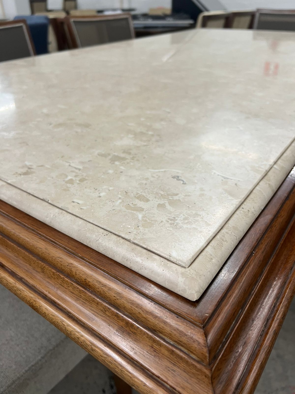 Mesa de madeira com tampo de mármore