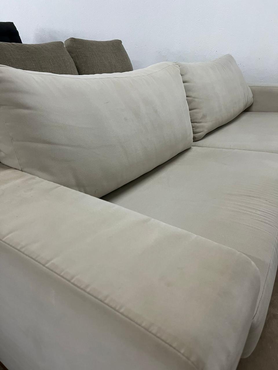 Sofá de 4 lugares em suede off white