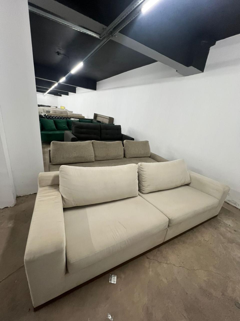 Sofá de 4 lugares em suede off white