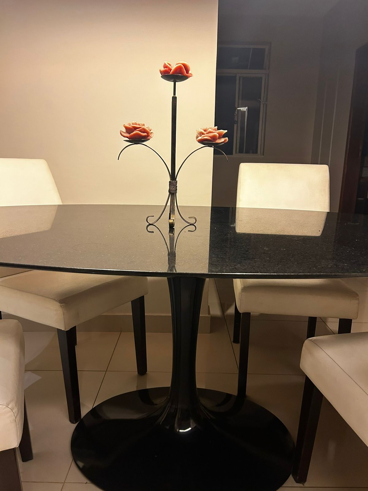 Mesa oval Saarinen de tampo de Granito São Gabriel, Líder