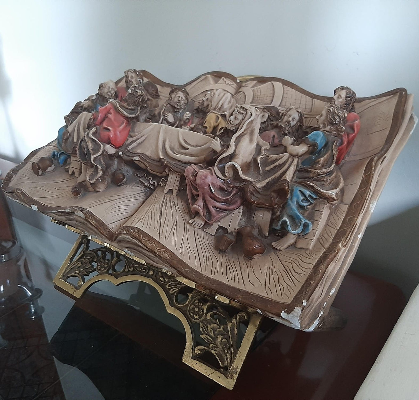 Porta bíblia em aço para apoio a "Biblia" com Santa em ceia em gesso