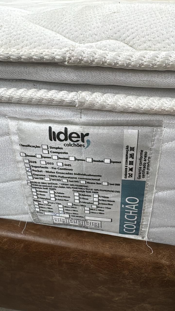 Cama com cabeceira e base em couro Líder + colchão