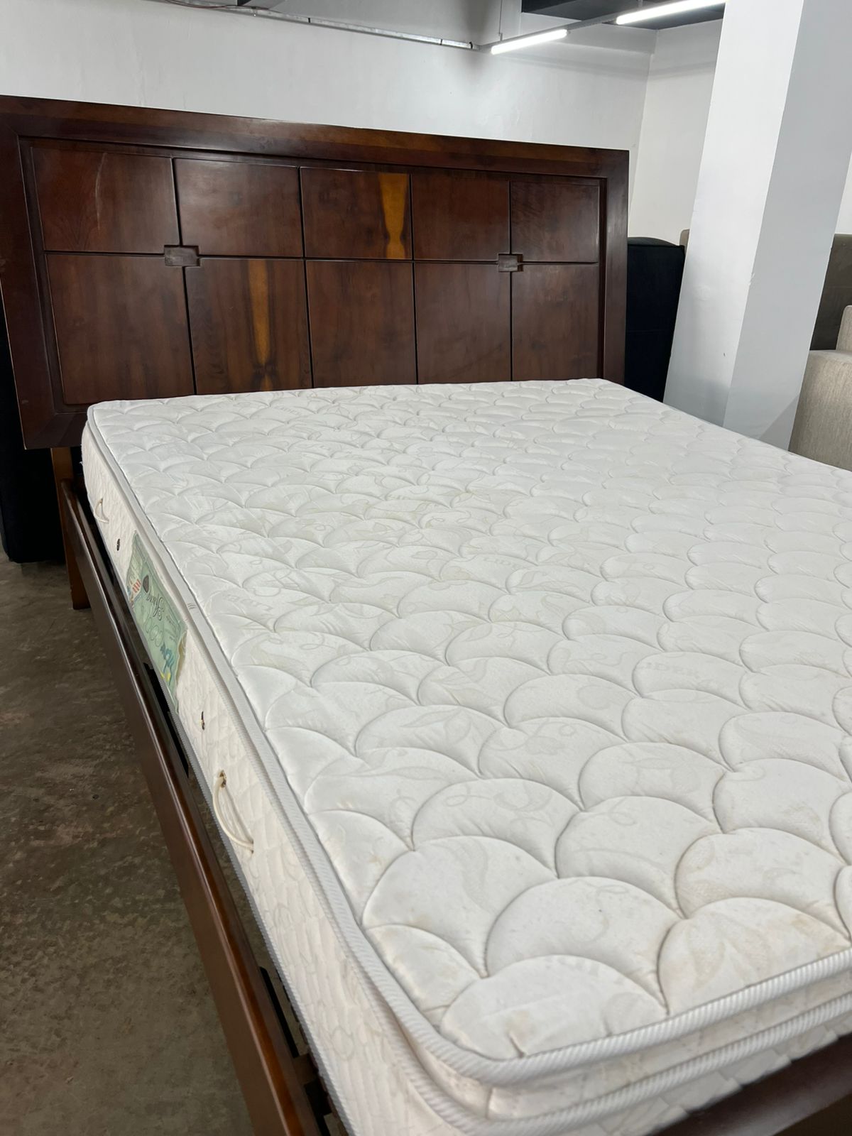 Cama queen em madeira maciça + Colchão queen