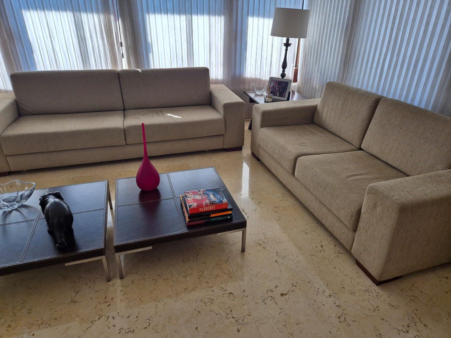 SOFÁ DE TECIDO BEGE 03 LUGARES (38%)