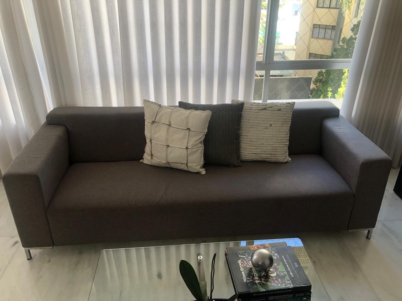 Sofá linear em linho