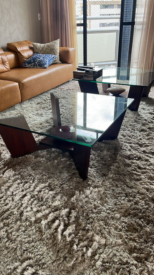 Mesa de centro com pés de madeira e tampo de vidro