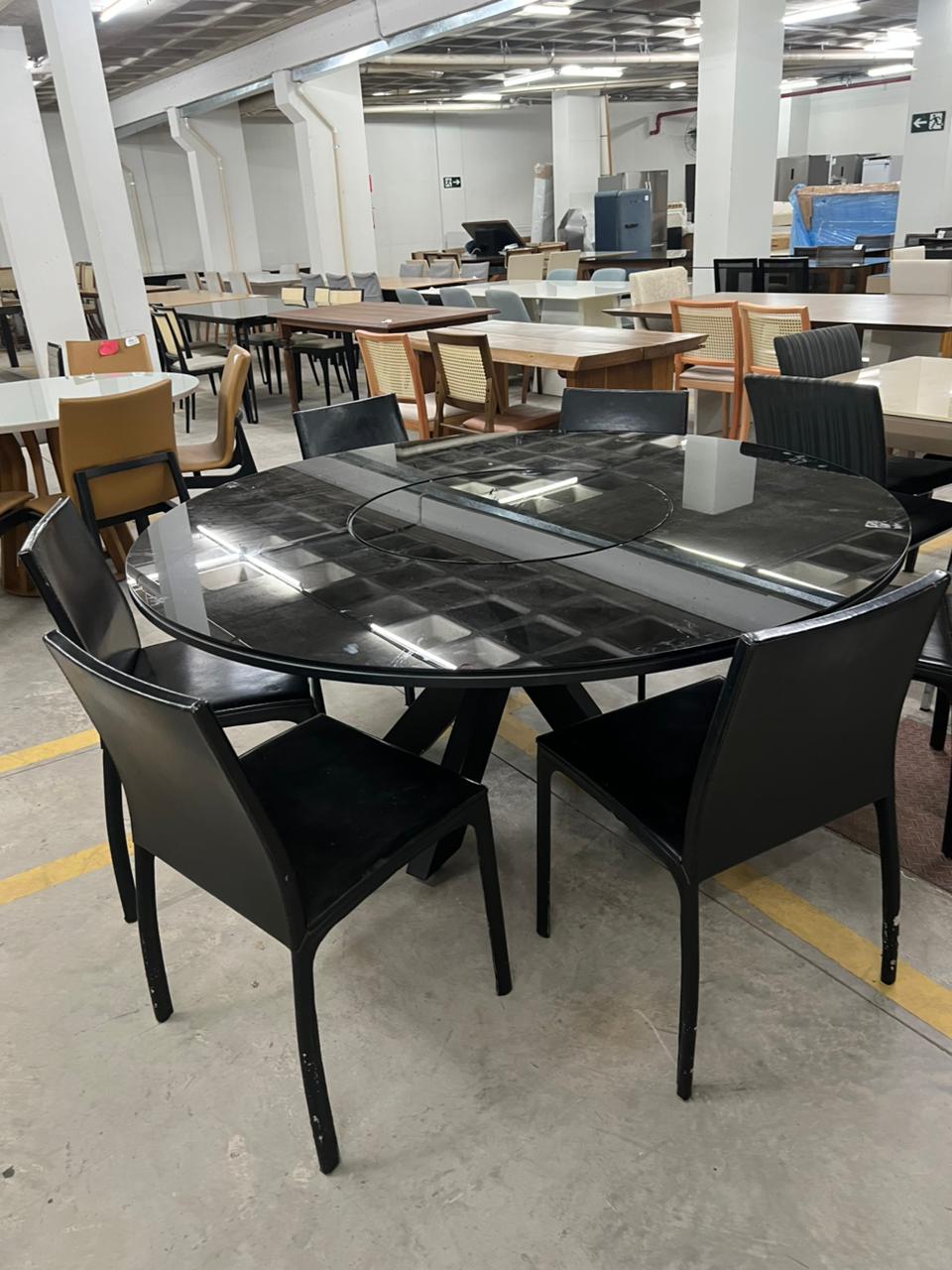 Mesa preta tampo de vidro grande redonda ACCERVO DESIGN