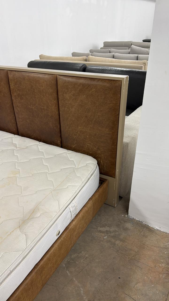 Cama com cabeceira e base em couro Líder + colchão