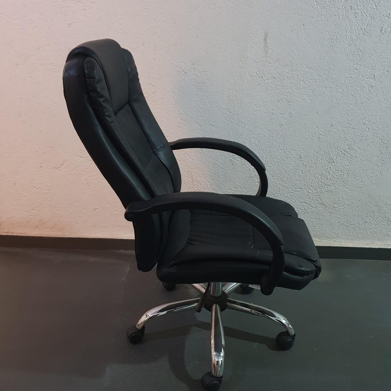 Cadeira de escritório com rodinhas preta