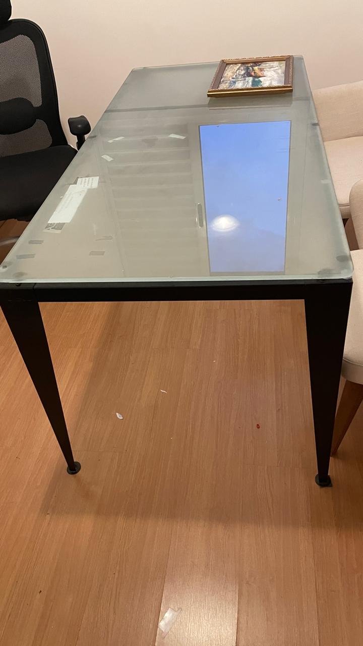 Mesa de escritório com base de ferro e tampo de vidro