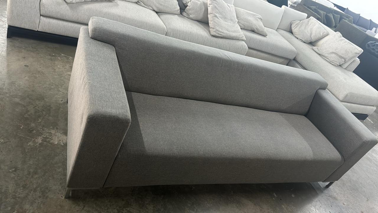 Sofá linear em linho