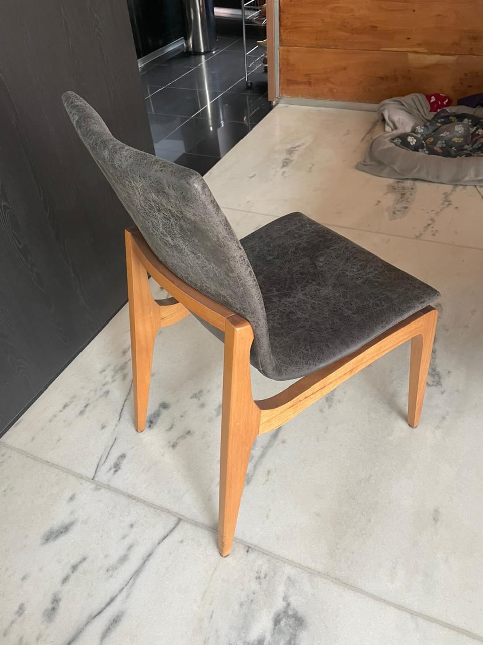 Cadeira de madeira com estofado em couro preto