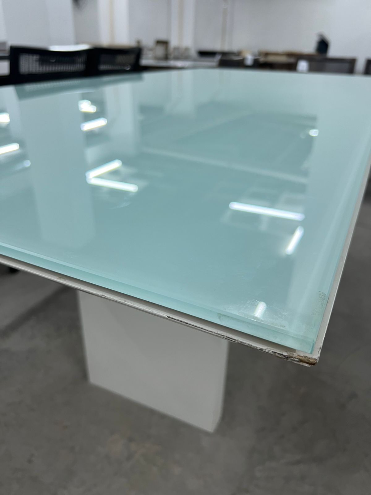 Mesa em laca branca com tampo de vidro