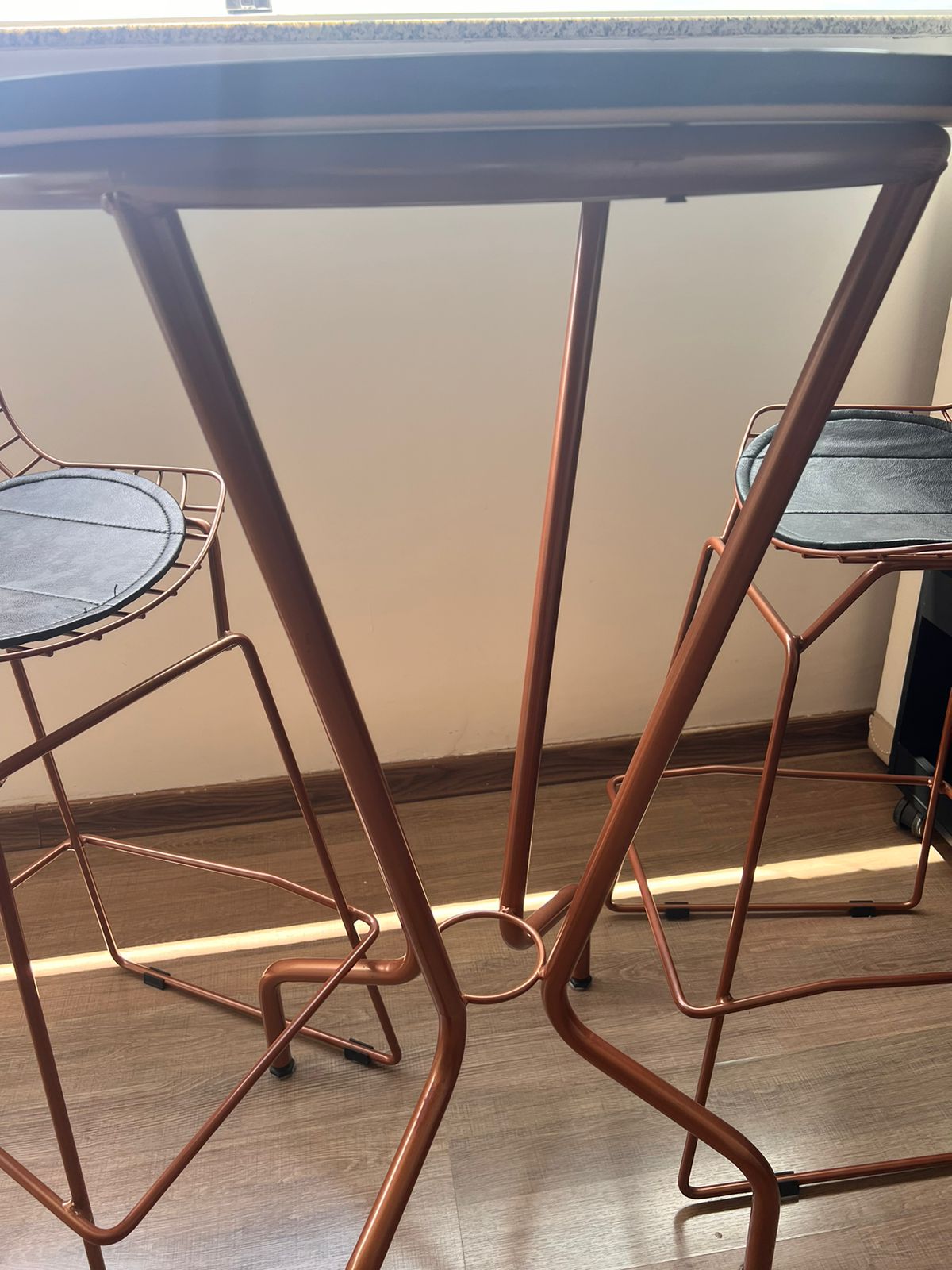 Mesa bistrô tampo madeira preto e pés de ferro bronze e 2 banquetas em ferro bronze e acento couro preto Vitória Móveis