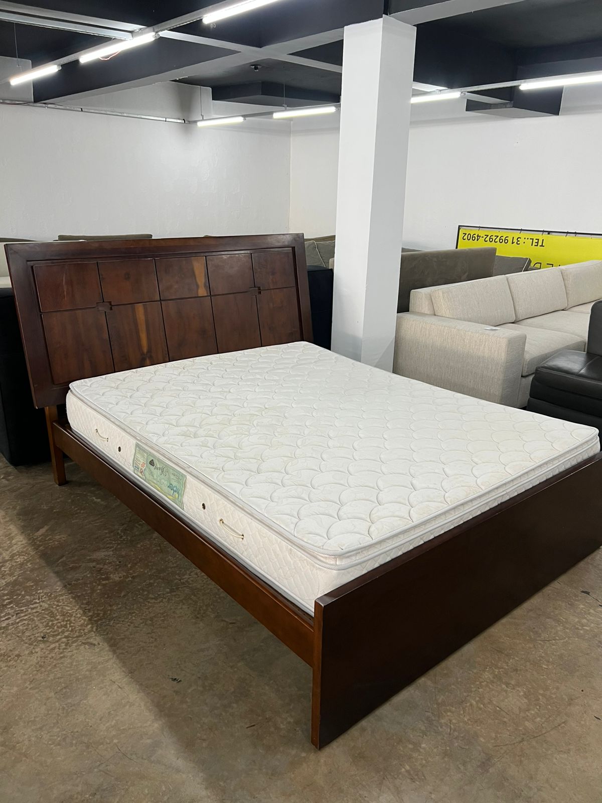 Cama queen em madeira maciça + Colchão queen