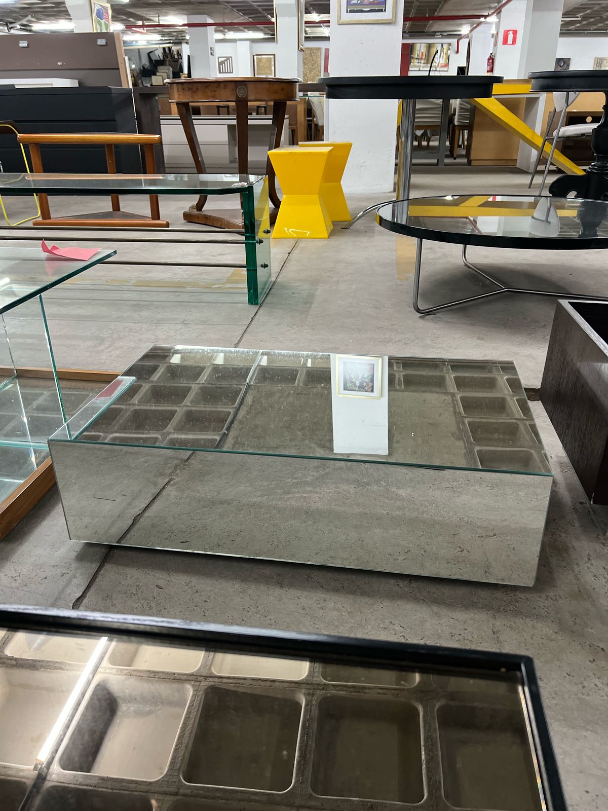 Mesa de centro retangular de espelho com rodinhas