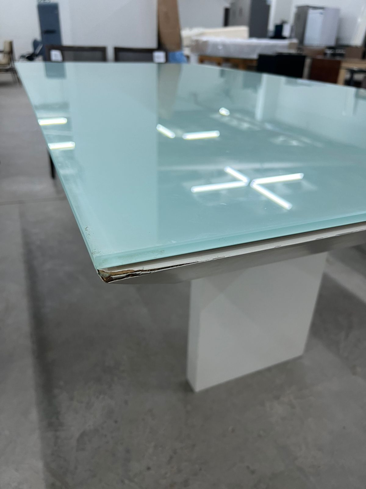 Mesa em laca branca com tampo de vidro