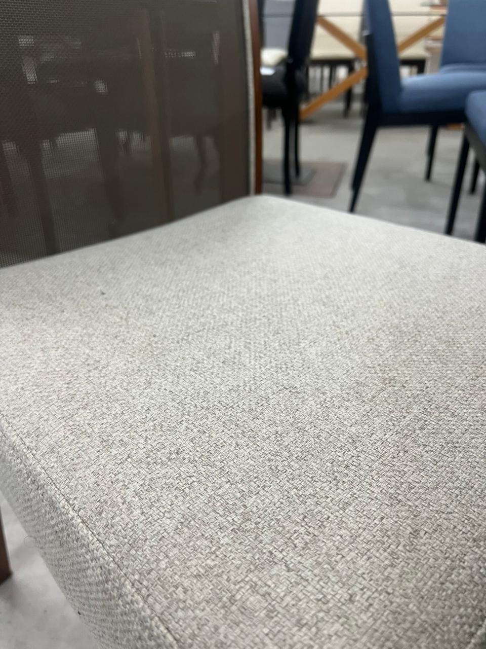 Cadeira de madeira com estofado em linho e encosto de telinha