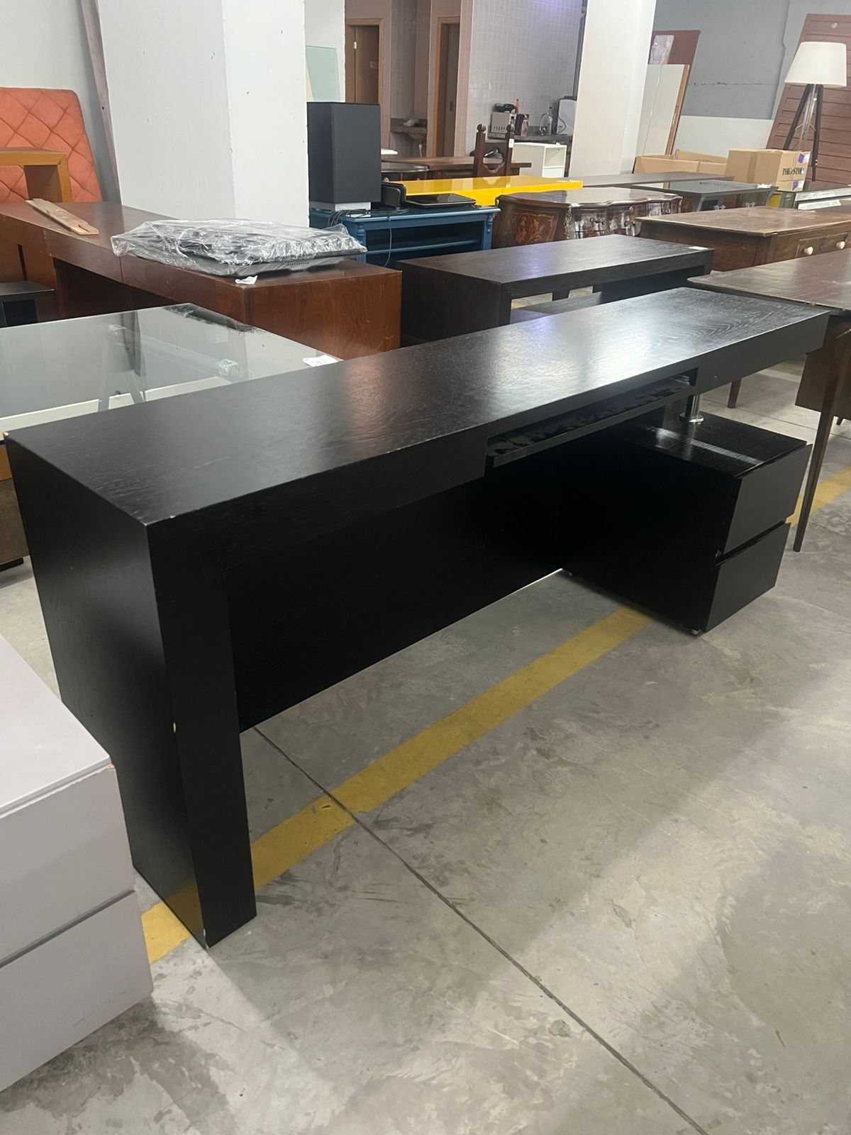 Mesa/ bancada para computador em madeira mdf , 2 gavetas e aparador de teclado