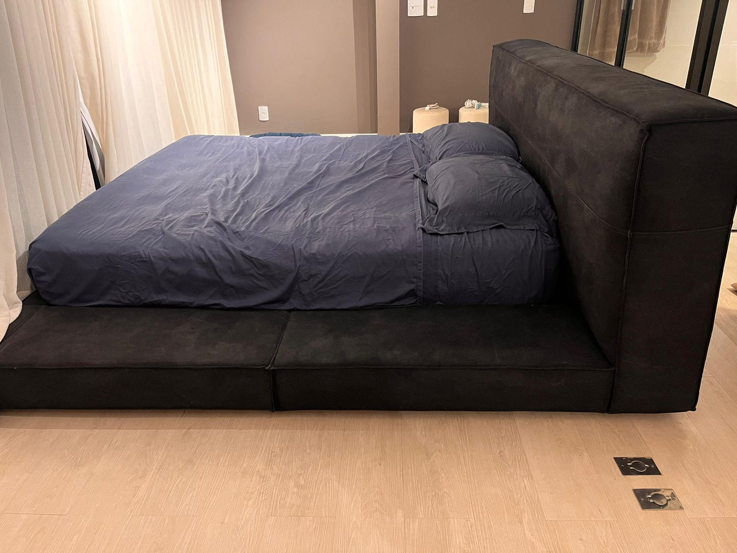 Cama feita sob encomenda, marca Emporio Bro em lona azul marinho. (estrutura sem o colchão)