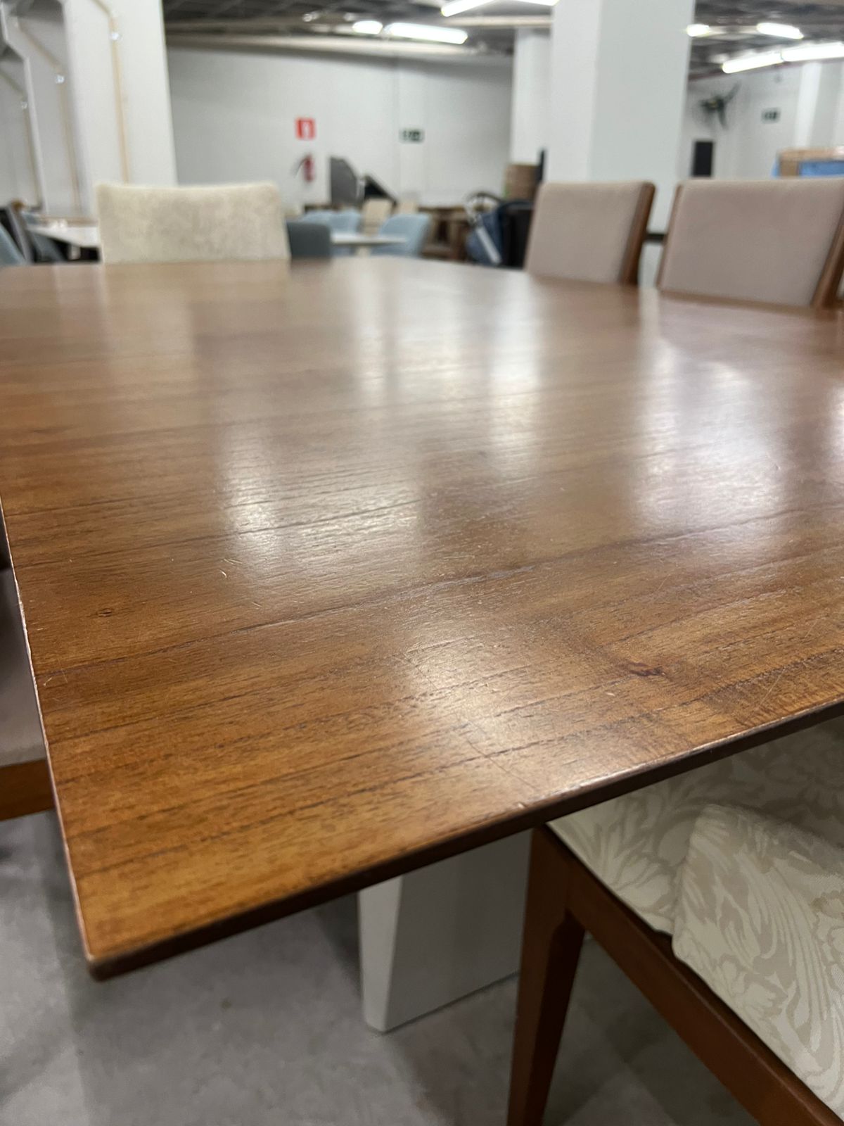 Mesa com tampo de madeira 8 lugares Sier (38%)