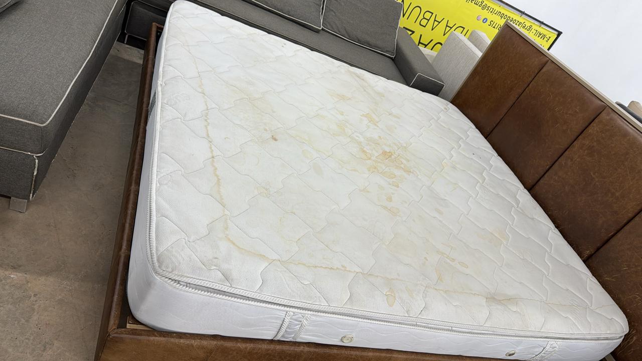 Cama com cabeceira e base em couro Líder + colchão