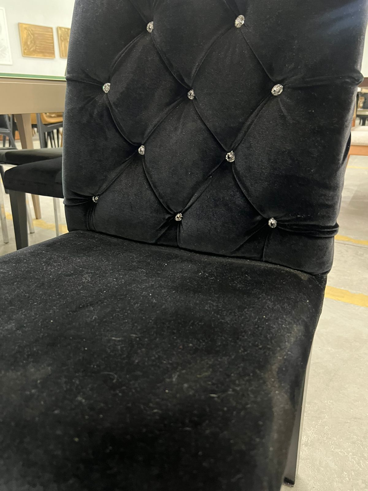 Cadeira de veludo preta, captonê com cristais swarovski, pés de madeira laqueada preta
