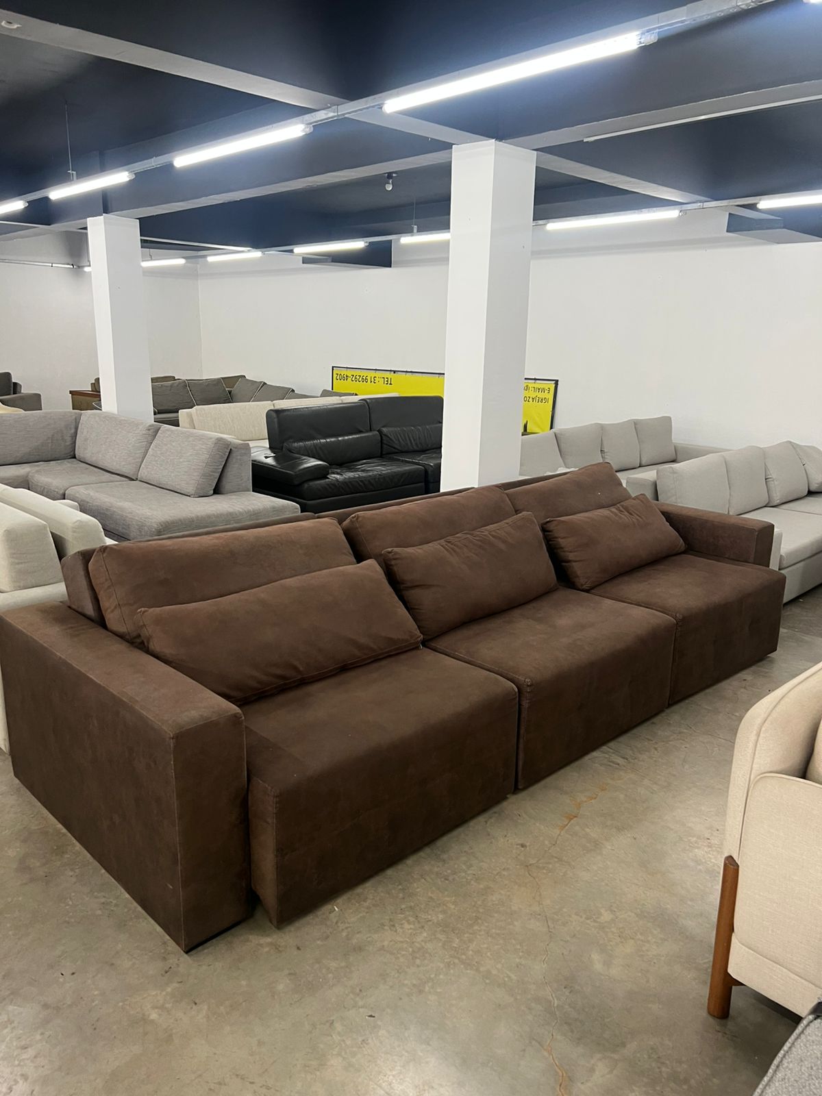 Sofa reclinável de três módulos courino marrom