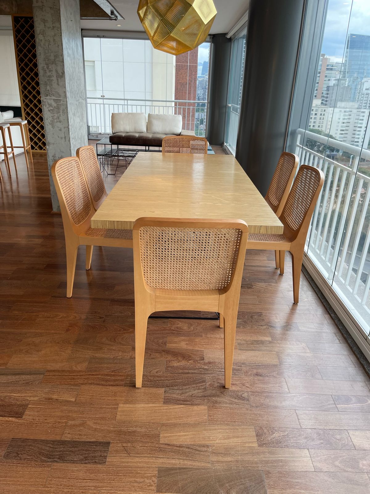 Mesa madeira com pés de ferro