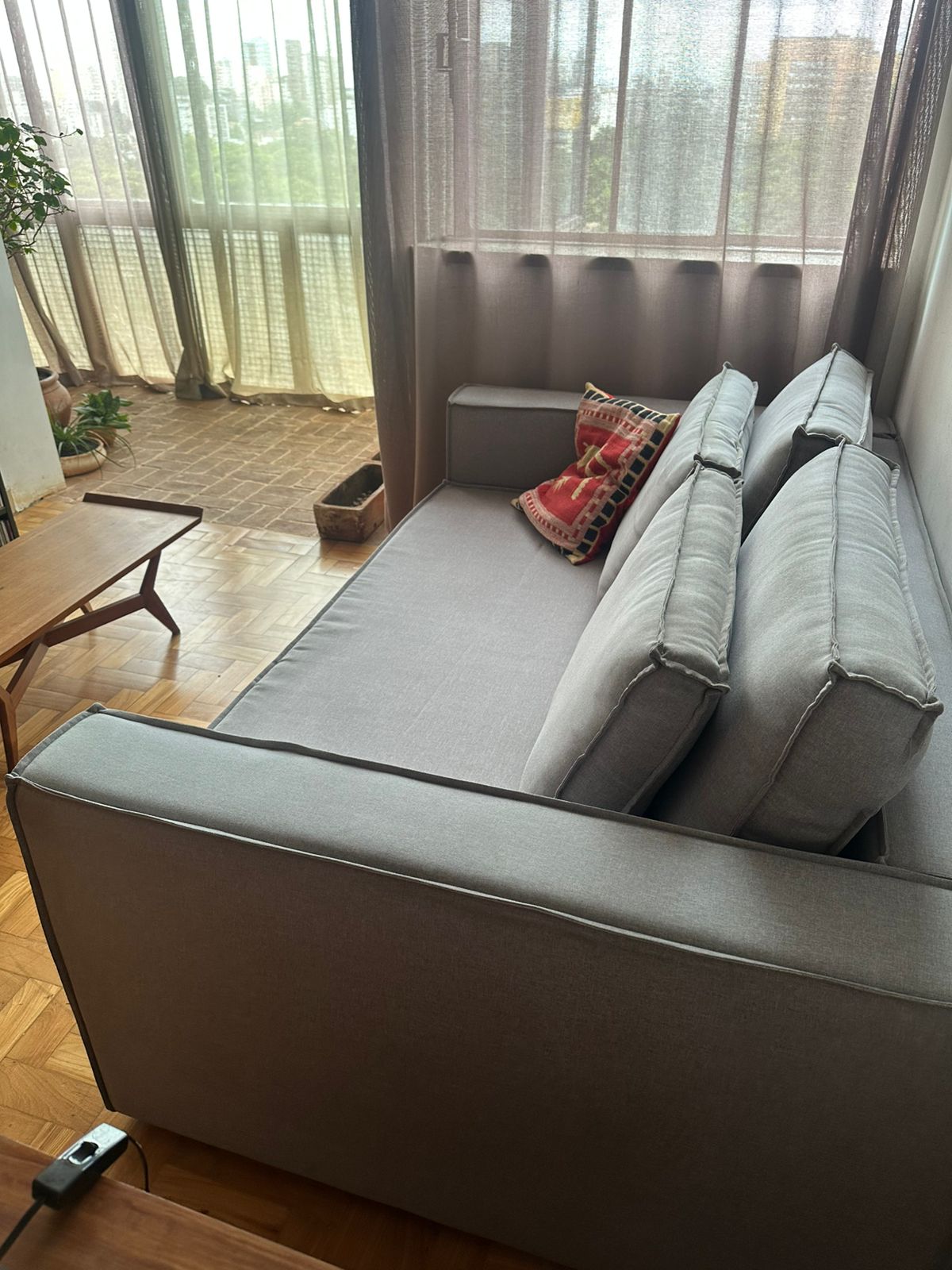 Sofá cama cinza com extensão cama de casal padrão