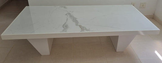 Mesa de centro Hermes Ebanisteria em pau ferro com tampo embutido em porcelanato slim