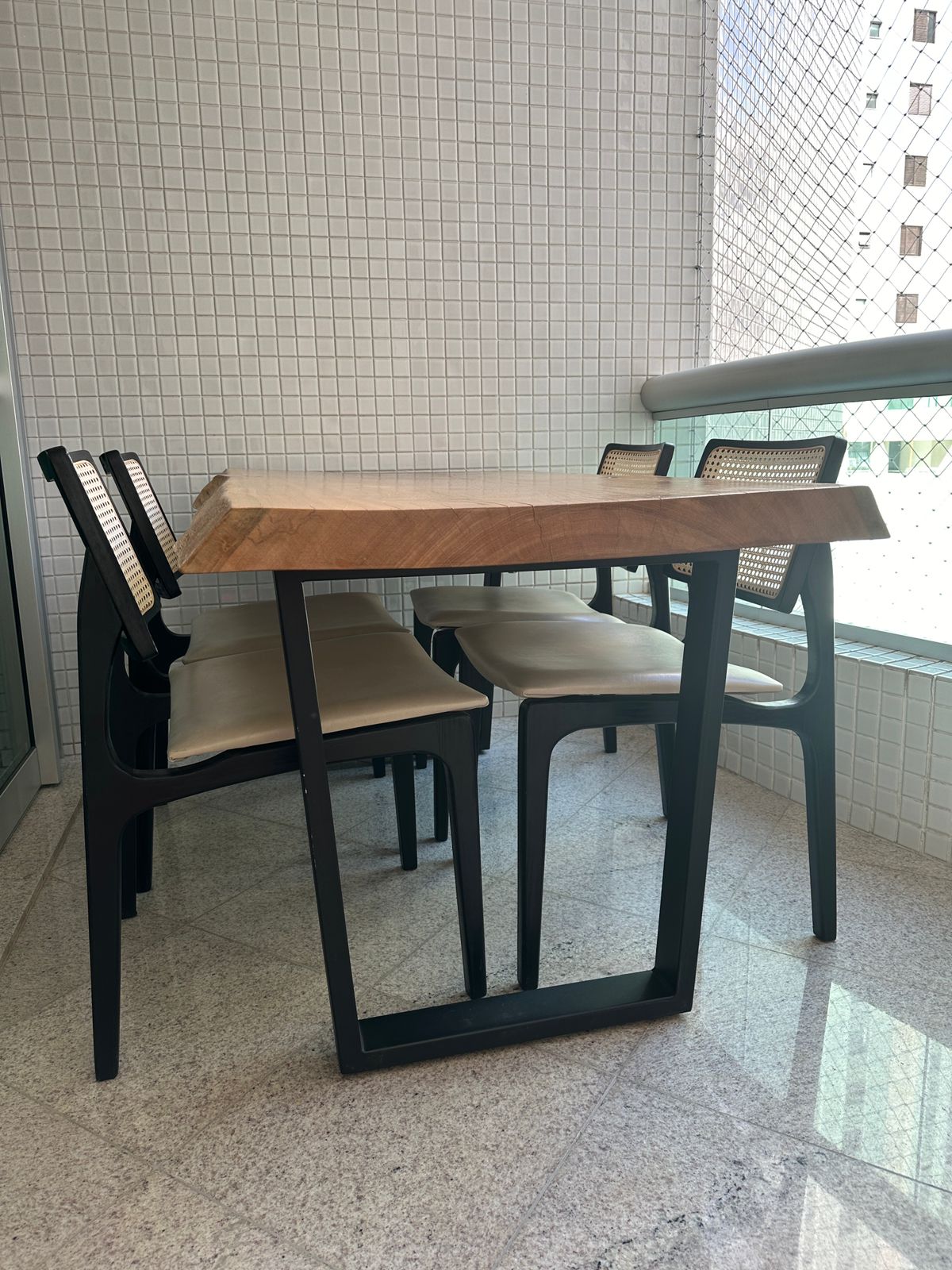 Mesa madeira demolição base preta