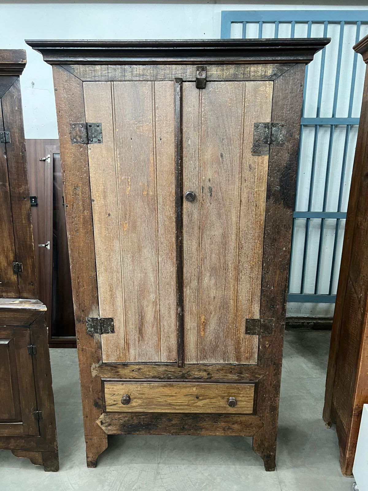 Armário Cristaleira com portas e 1 gaveta