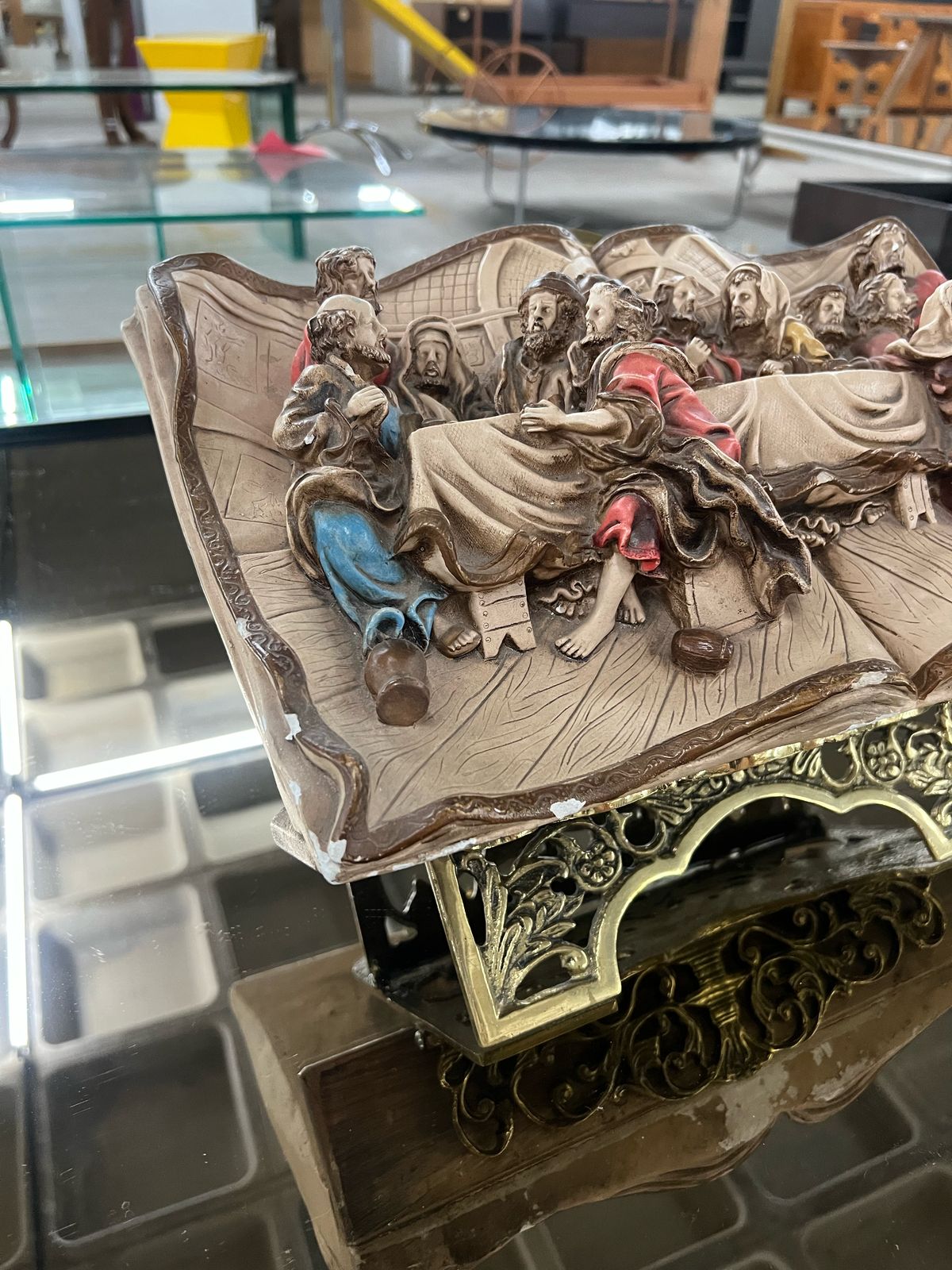 Porta bíblia em aço para apoio a "Biblia" com Santa em ceia em gesso