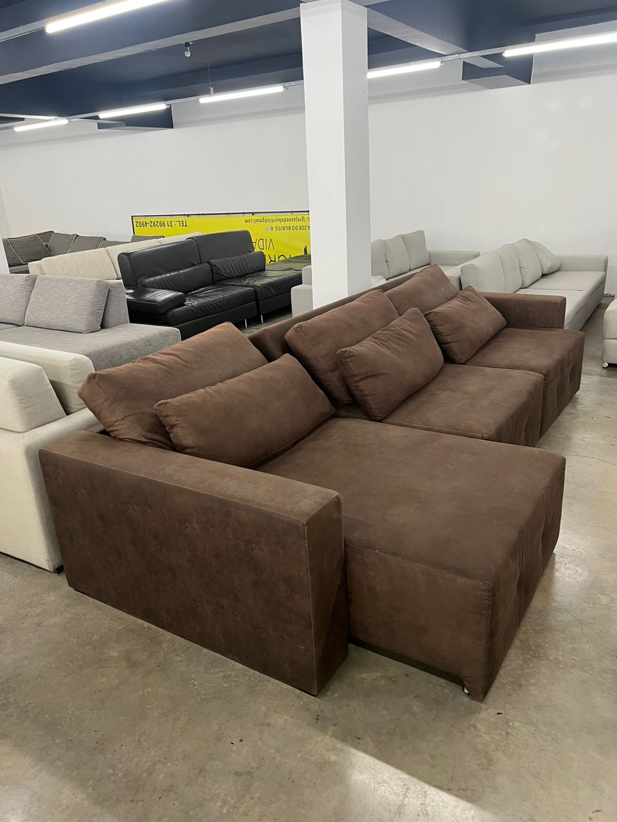 Sofa reclinável de três módulos courino marrom