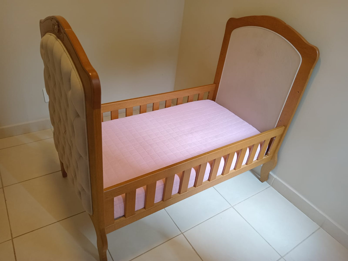 BERÇO/CAMA CAPITONE MAJESTIC PROVENÇAL - CARVALHO HANOV ACOMPANHA COLCHÃO