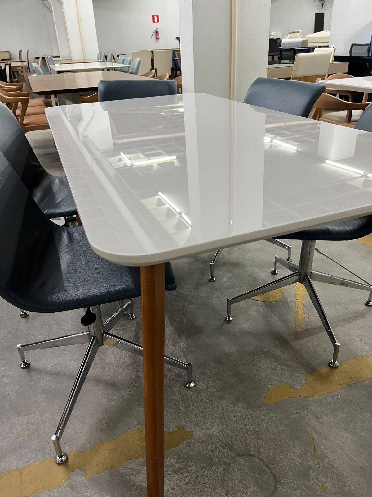 Mesa de jantar Slim - Mundial Móveis. Base mel e tampo mesa vidro off white