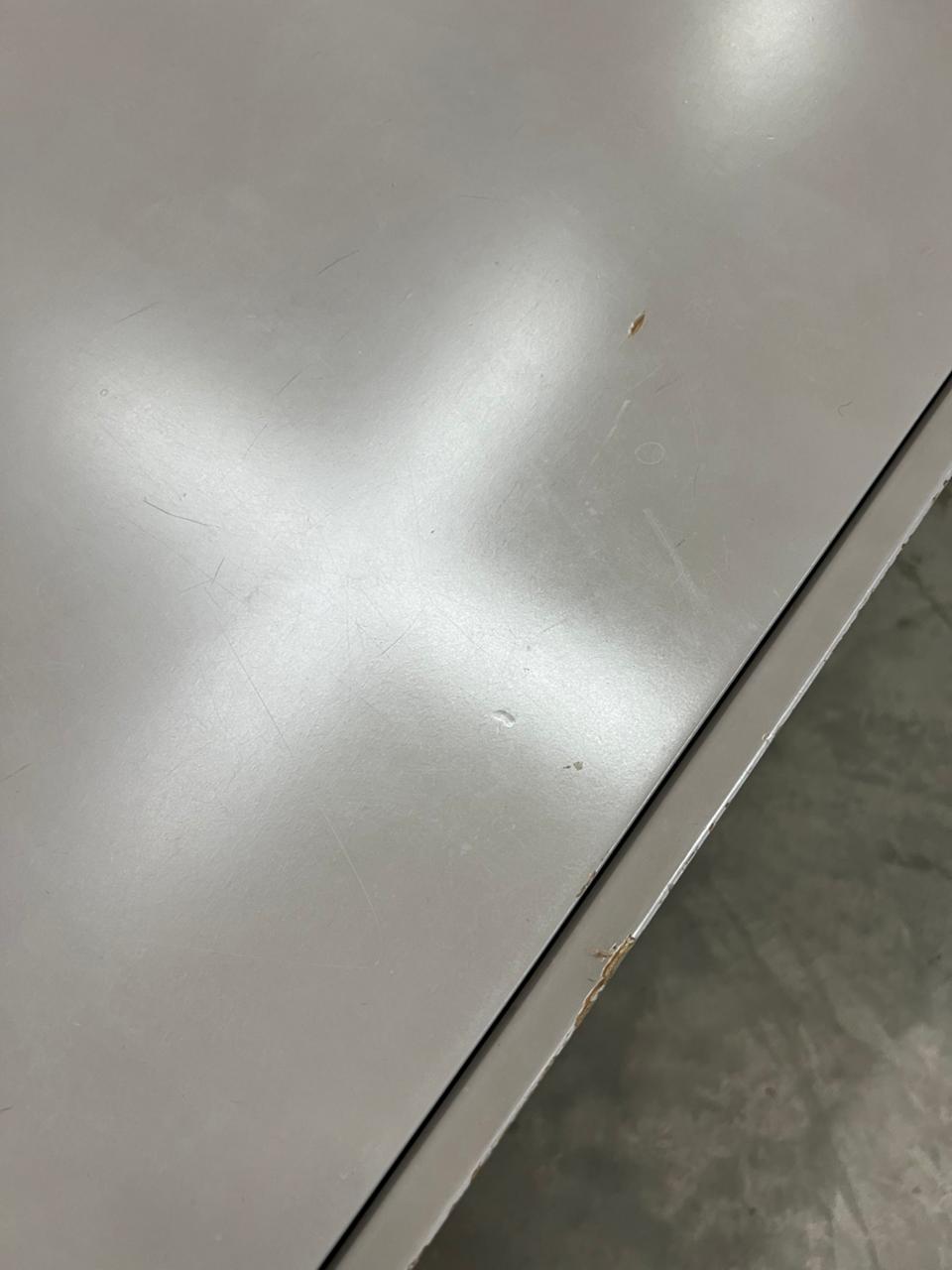 Mesa de cabeceira com duas gavetas cinza