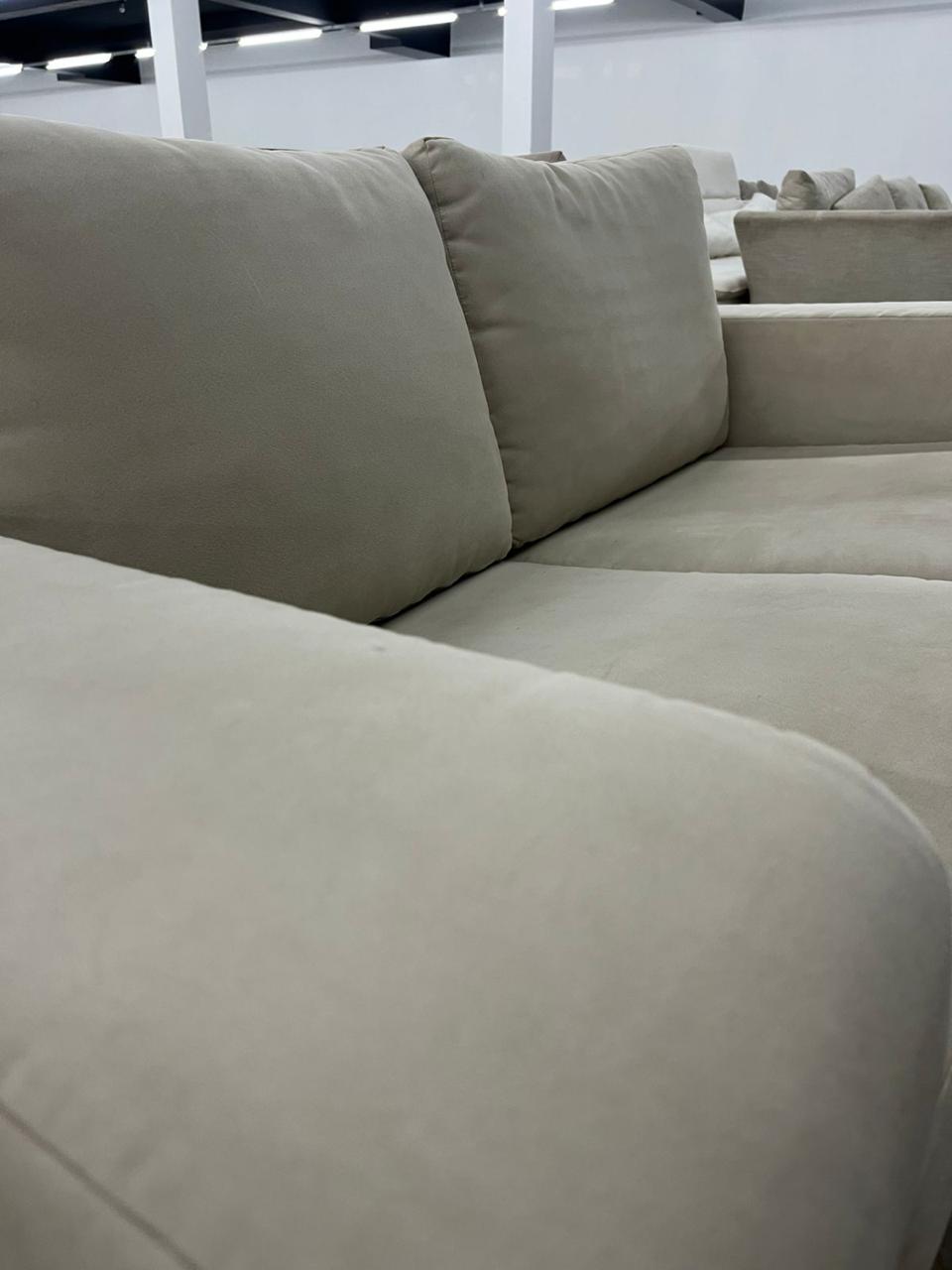 Sofá de 3 lugares em suede off white