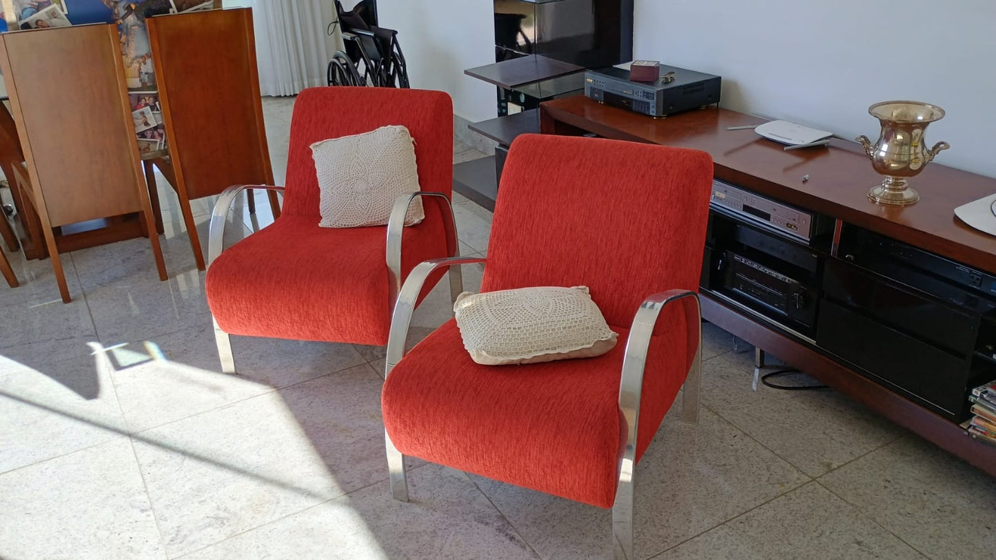 Poltrona em tecido vermelho com braço em aço inox