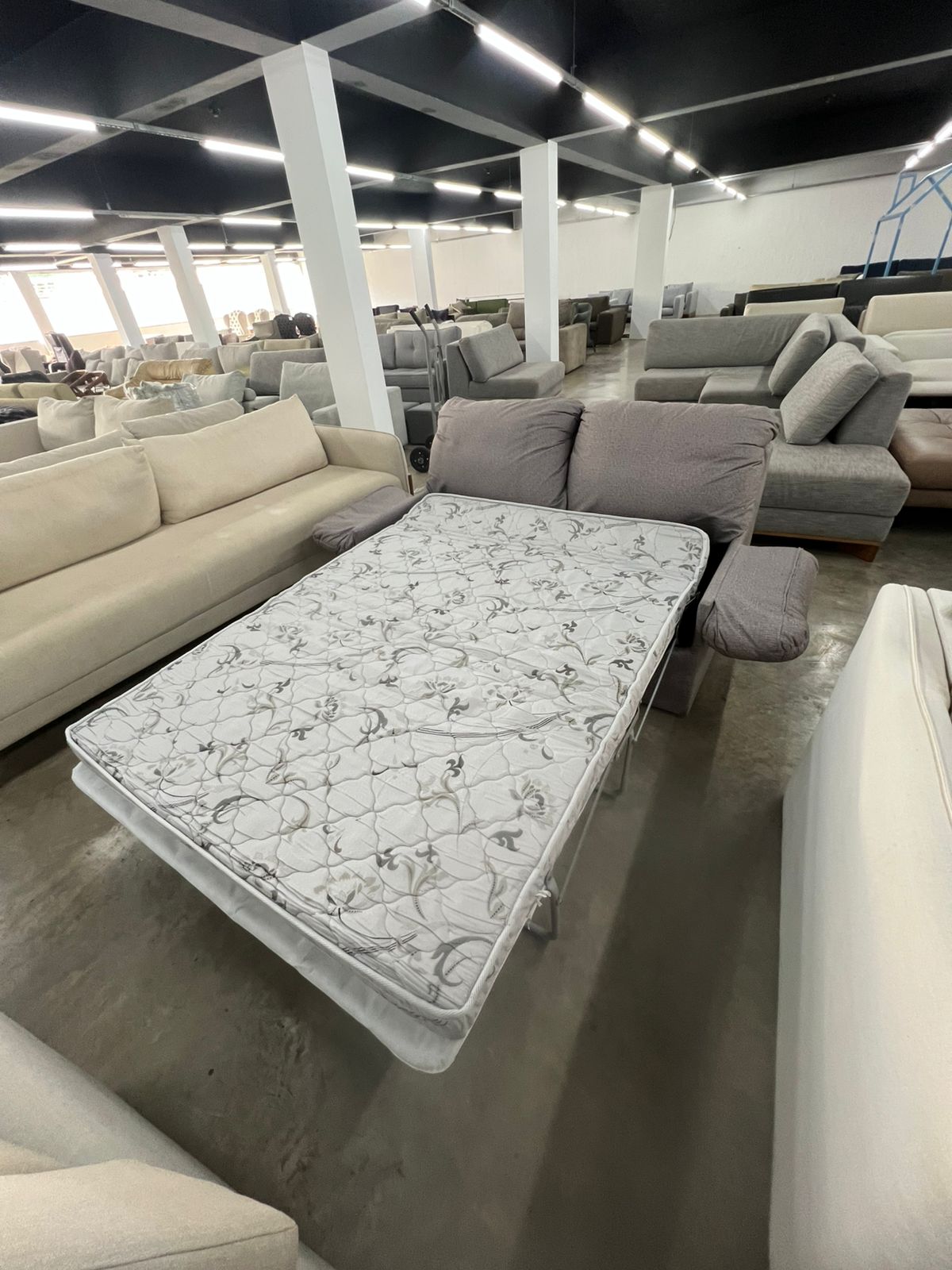 Sofá cama Cinza 2 lugares com cama de casal embutida