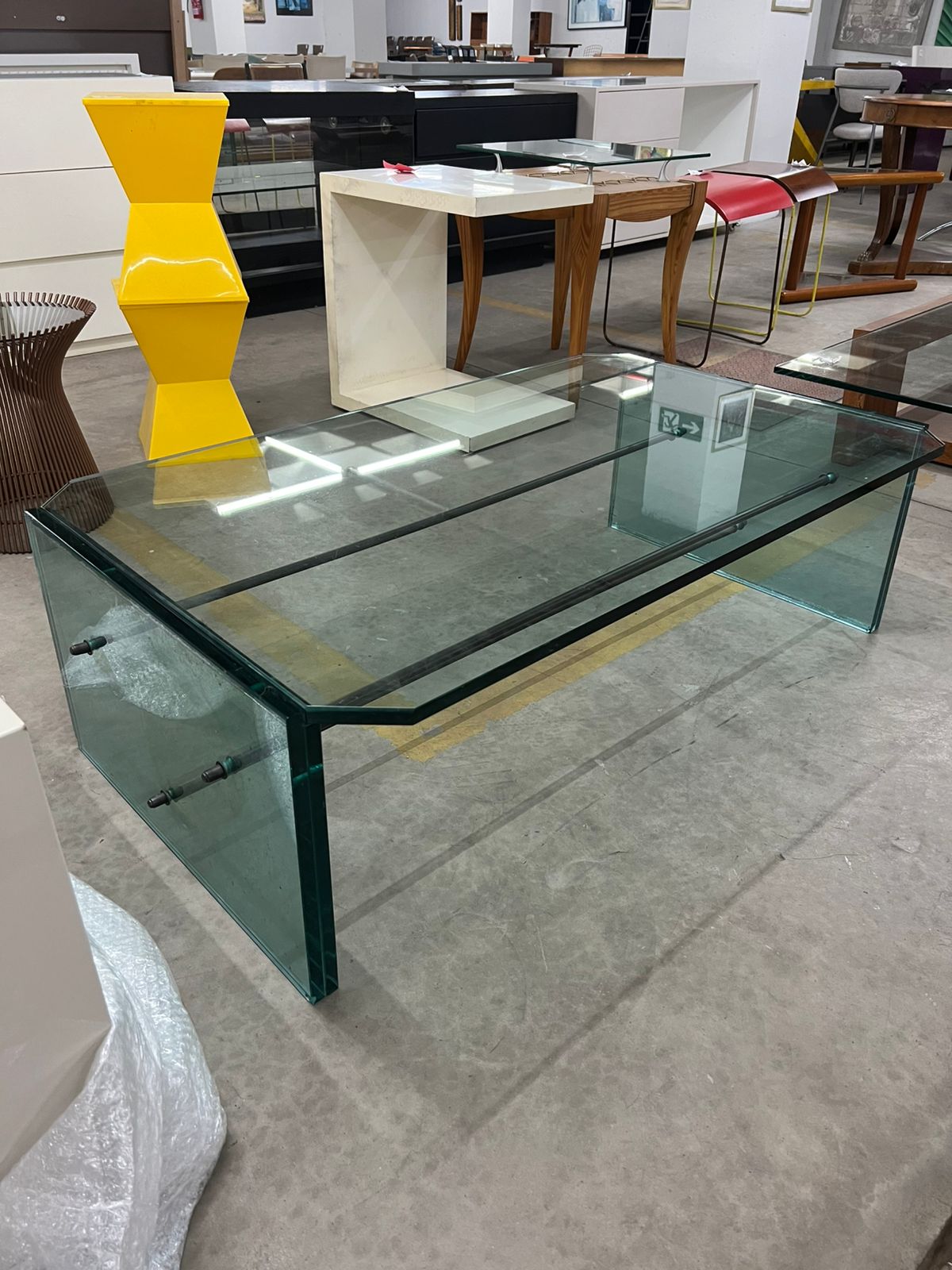 Mesa de centro em vidro e inox