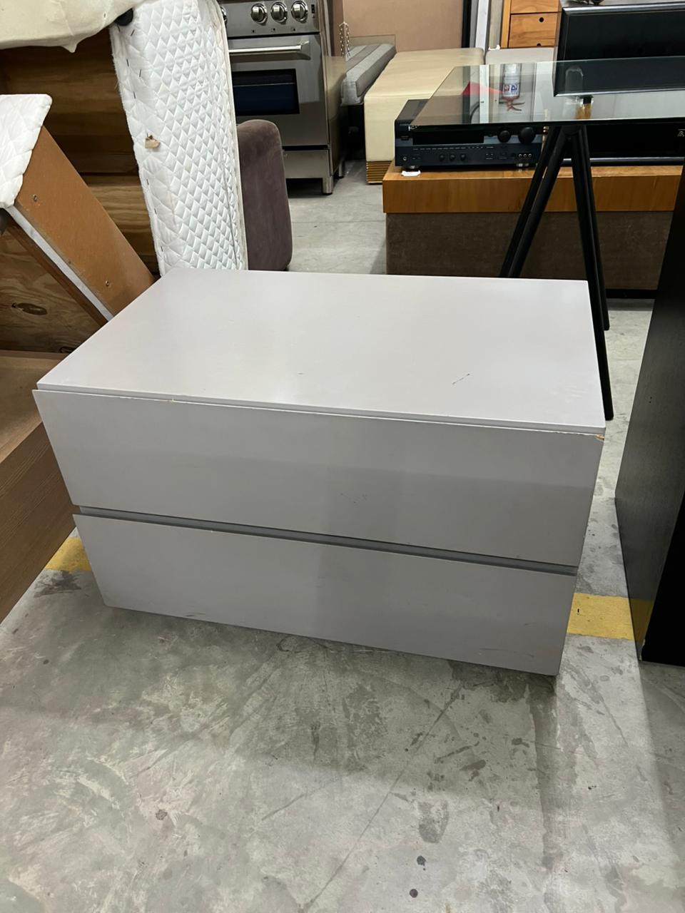 Mesa de cabeceira com duas gavetas cinza