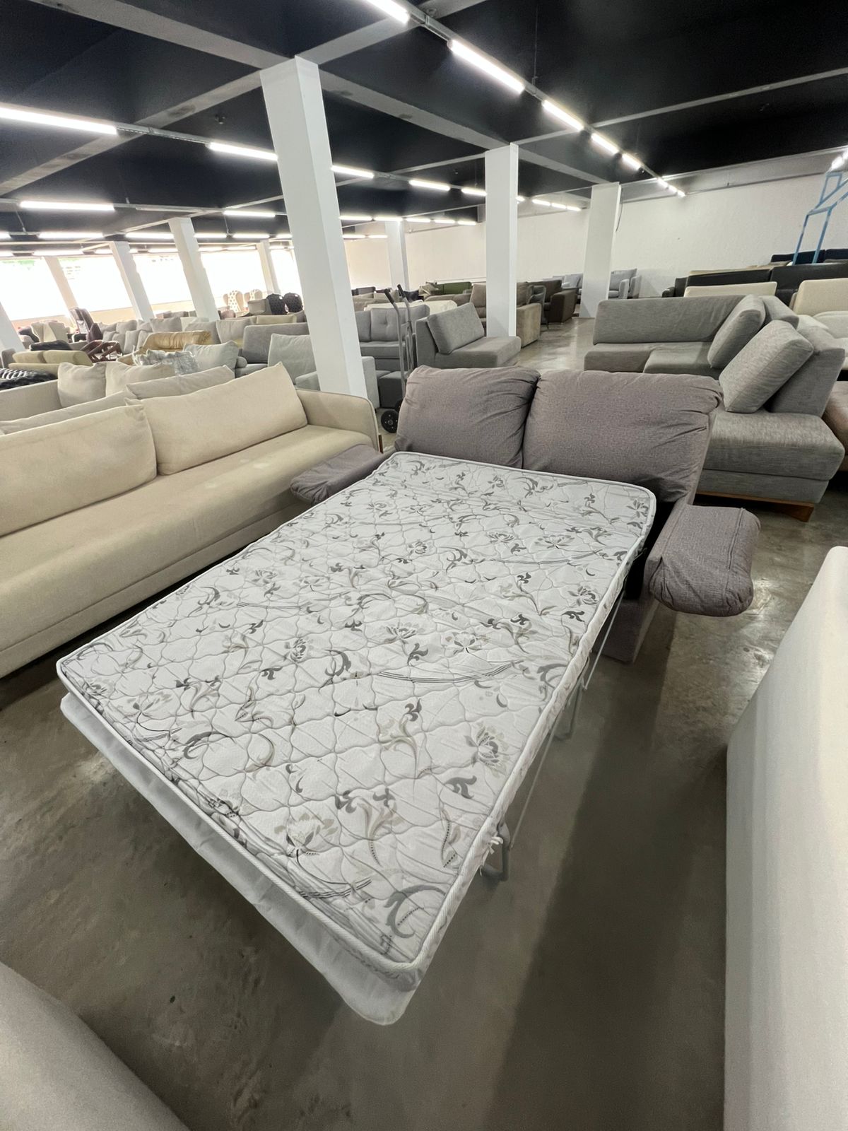 Sofá cama Cinza 2 lugares com cama de casal embutida