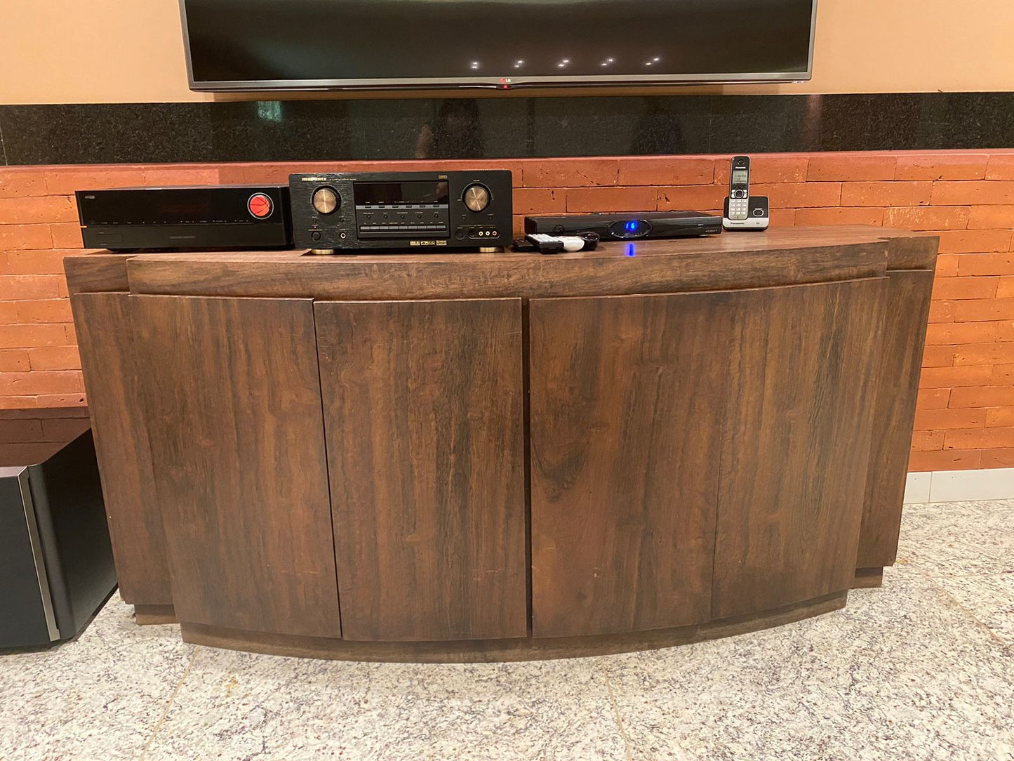 Buffet em radica de imbuia com prateleiras internas