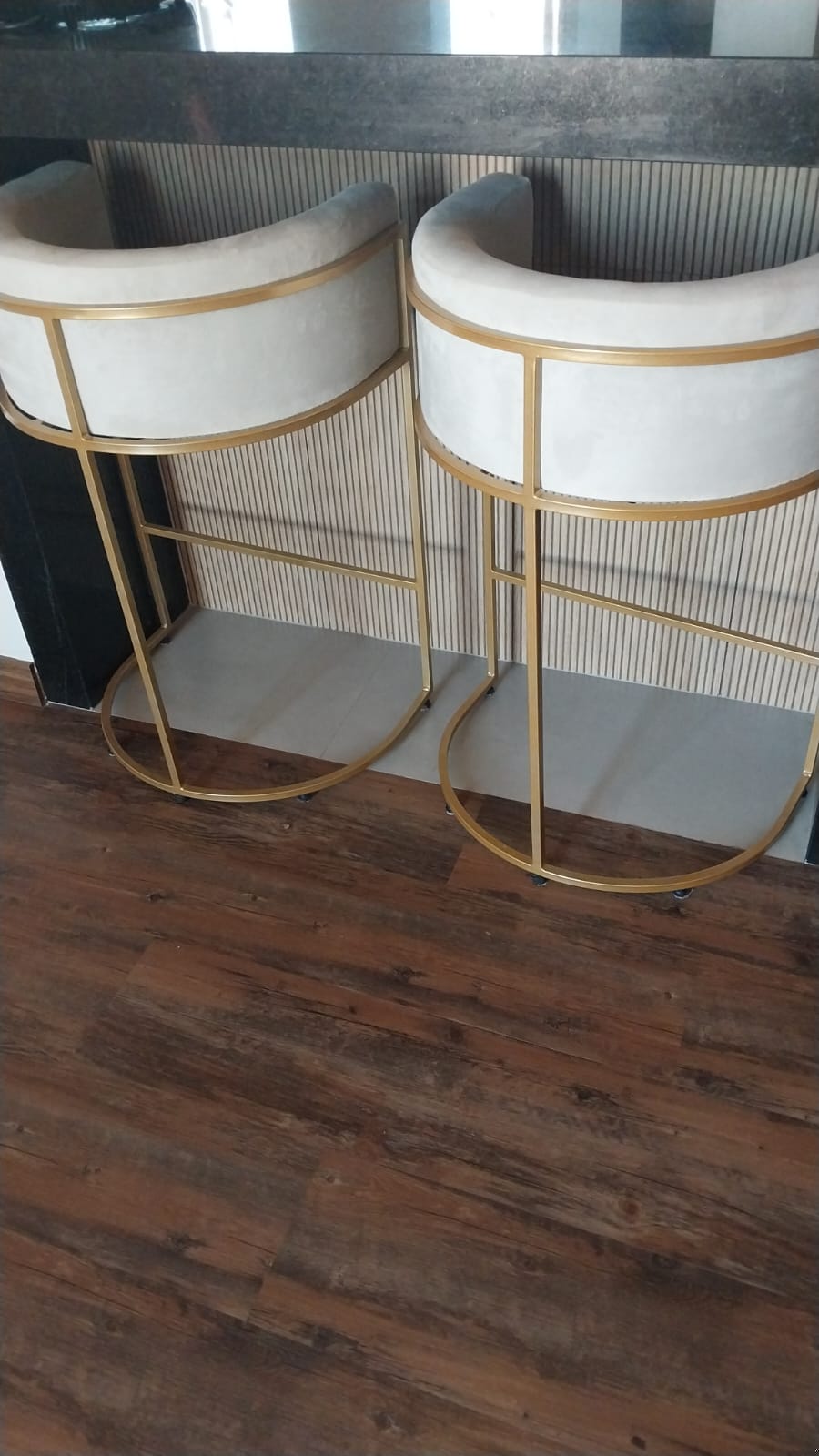 Banquetas altas em suwde off white com base em metal dourado